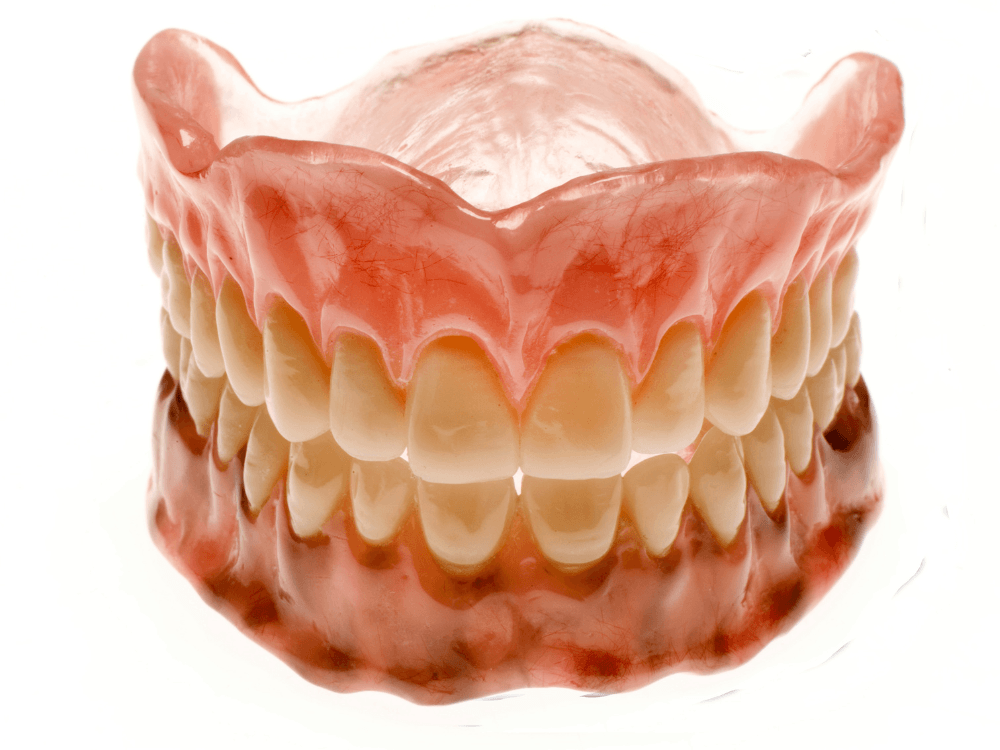 Dentadura completa com arcadas superior e inferior confeccionadas em resina para reposição total dos dentes.