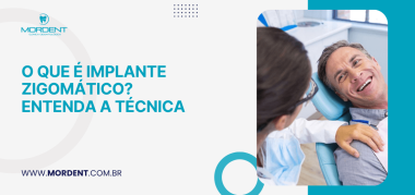 Imagem com paciente em atendimento odontológico e texto explicativo sobre o que é implante zigomático, destacando a técnica e seus benefícios.