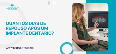 Capa do artigo sobre quantos dias de repouso são necessários após um implante dentário, com profissional em consulta odontológica.